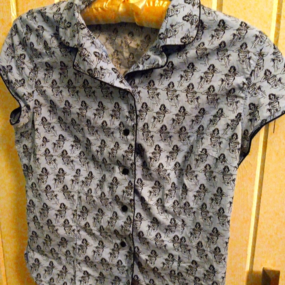 SALE! Divided by H&M saucy print button-down